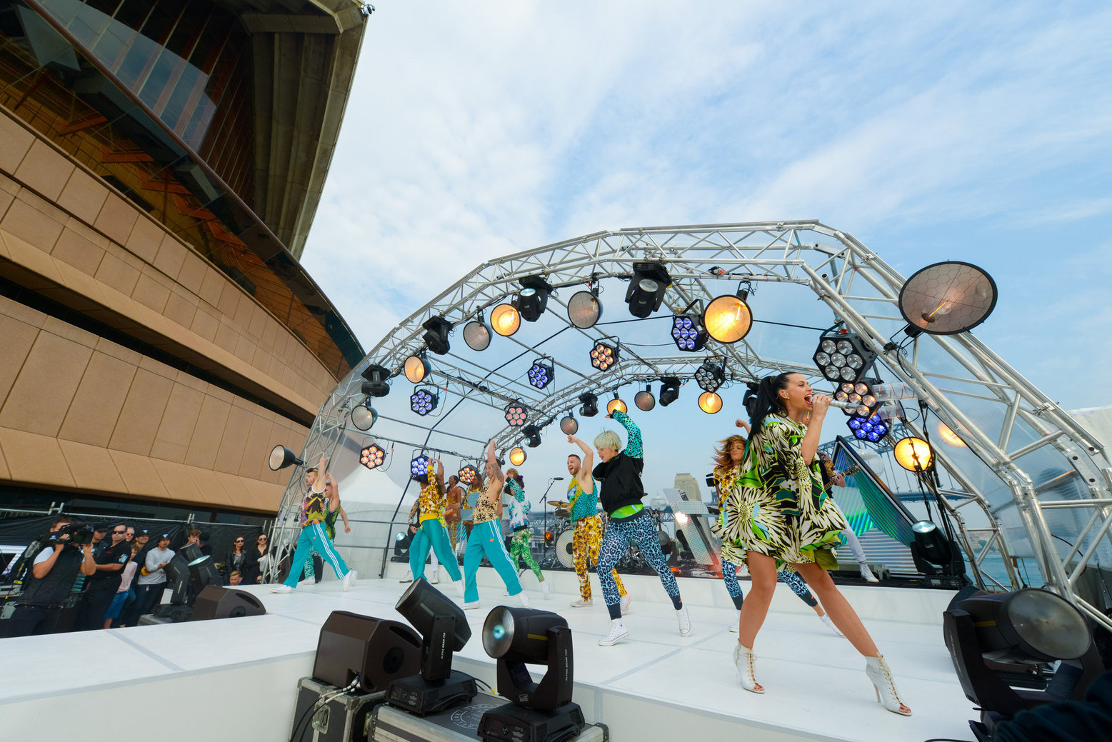 Katy Perry – “Sunrise” performance in Sydney 10/29/13