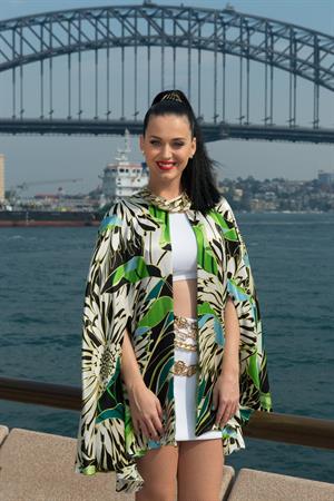 Katy Perry – “Sunrise” performance in Sydney 10/29/13