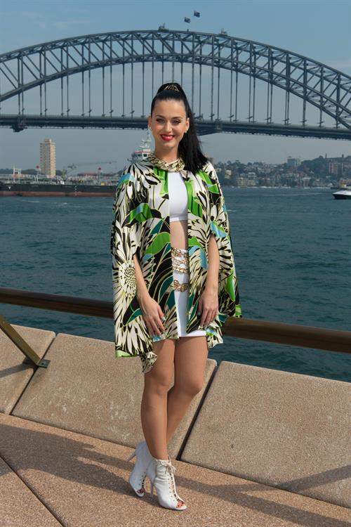 Katy Perry – “Sunrise” performance in Sydney 10/29/13