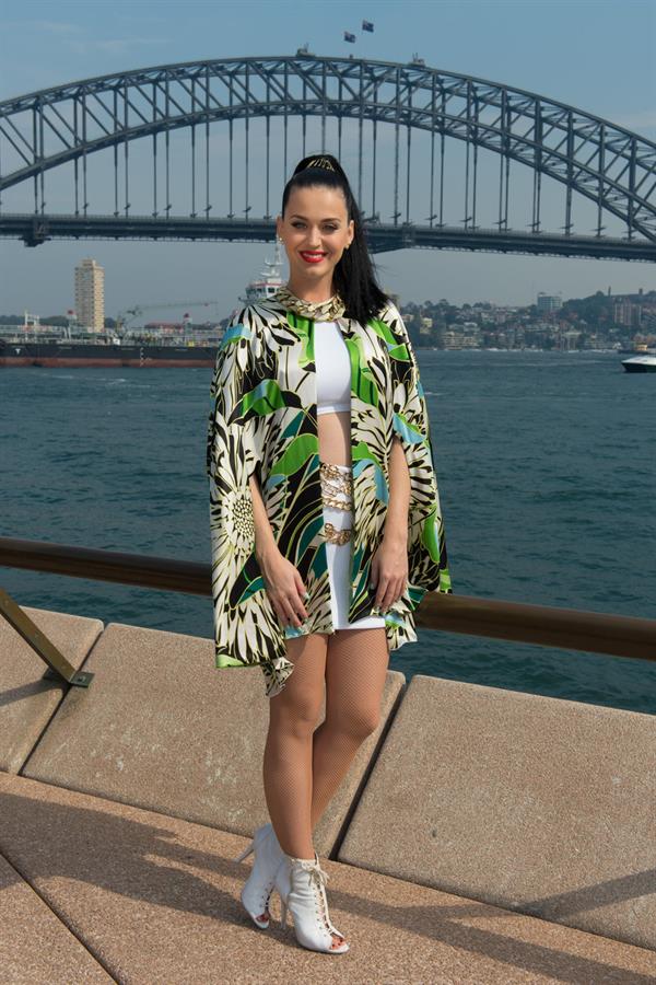 Katy Perry – “Sunrise” performance in Sydney 10/29/13