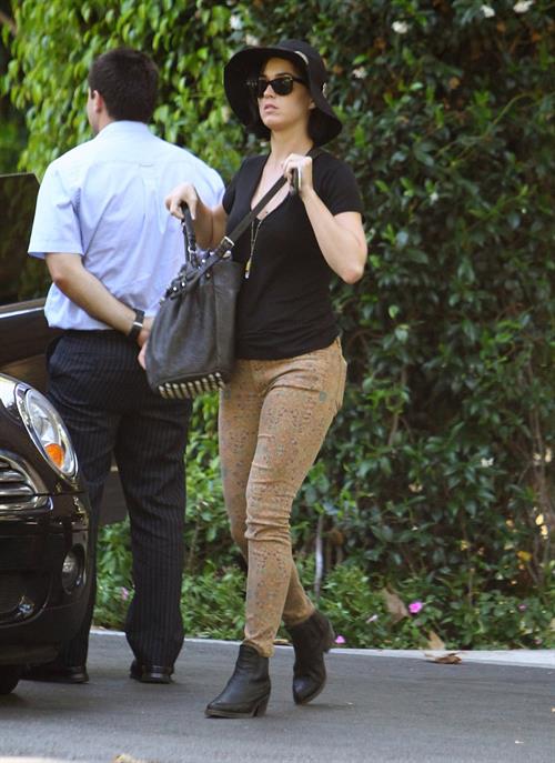 Katy Perry Katy being dropped off at her apartment in Los Angeles by John Mayer 