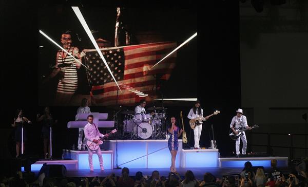 Katy Perry performs at a campaign rally for President Obama in Milwaukee 11/3/12