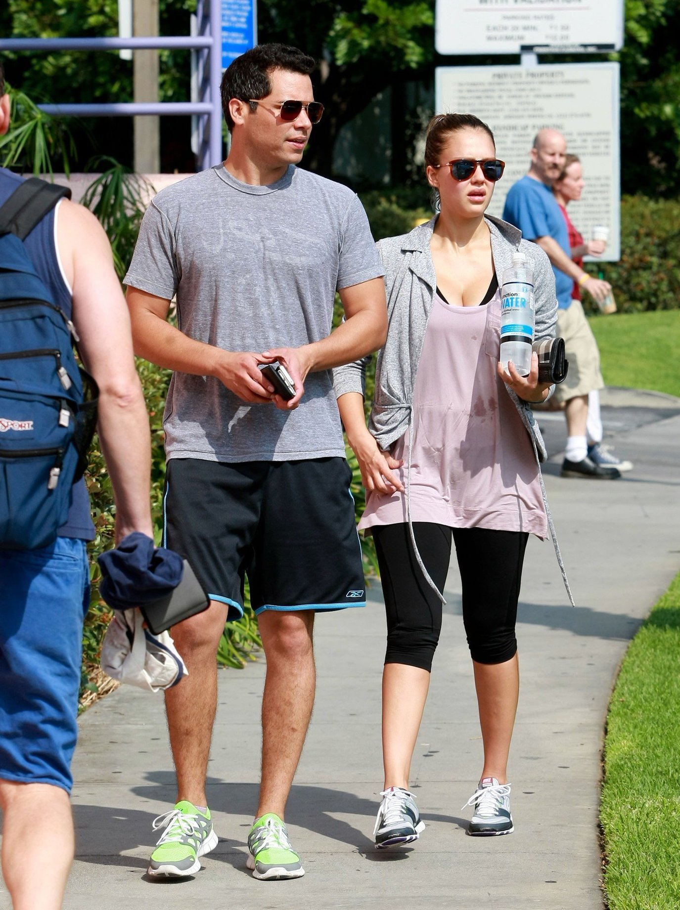 Jessica Alba going for smoothies September 14, 2011