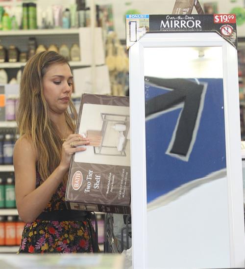 Jessica Alba - Running errands in Los Angeles 