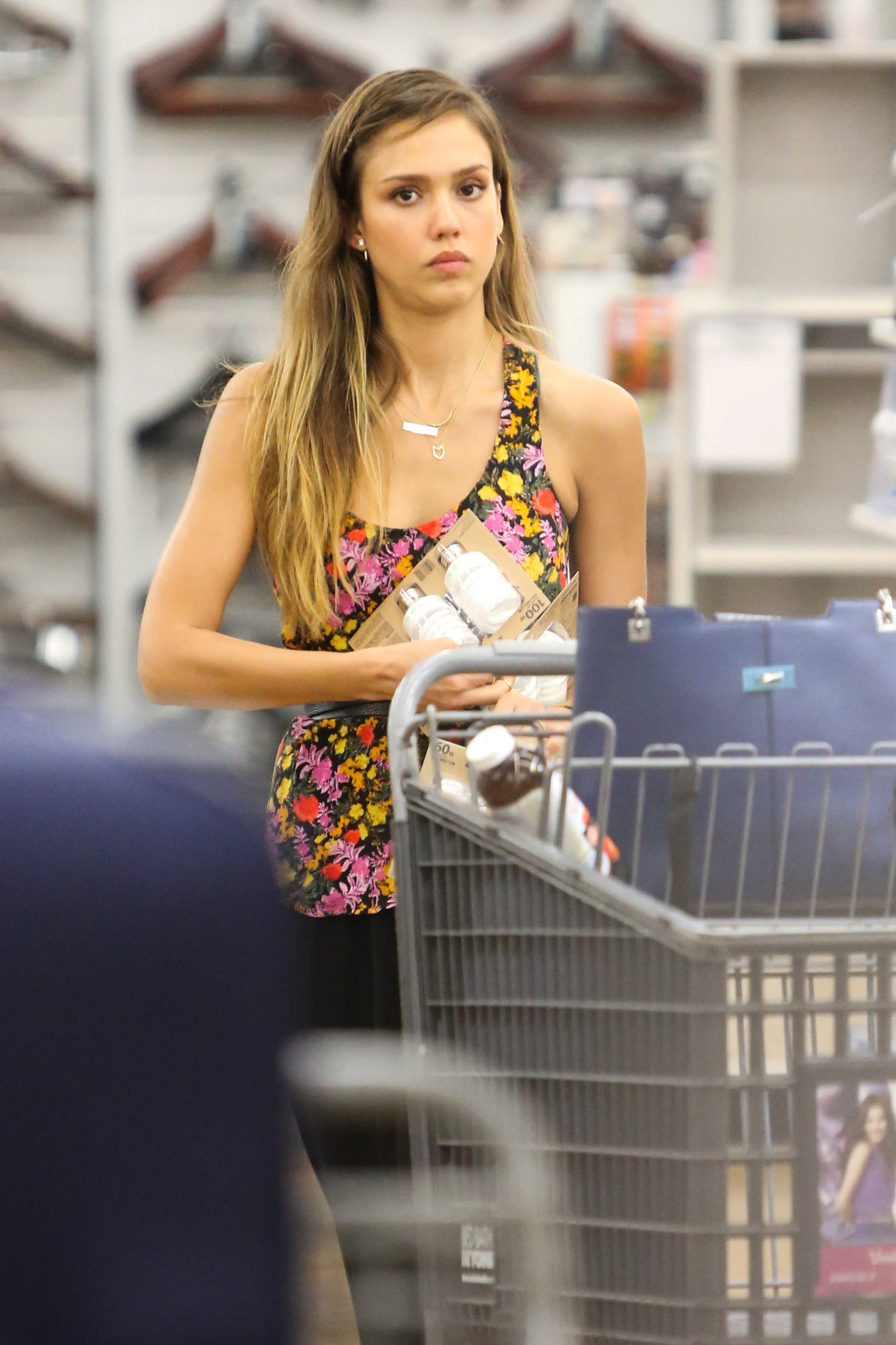 Jessica Alba - Running errands in Los Angeles 