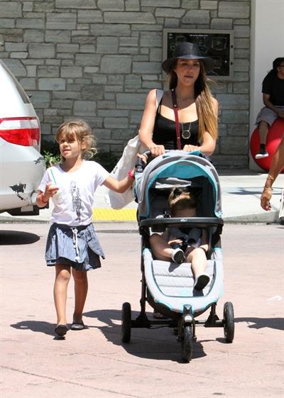 Jessica Alba Shopping with daughters - Aug 24 