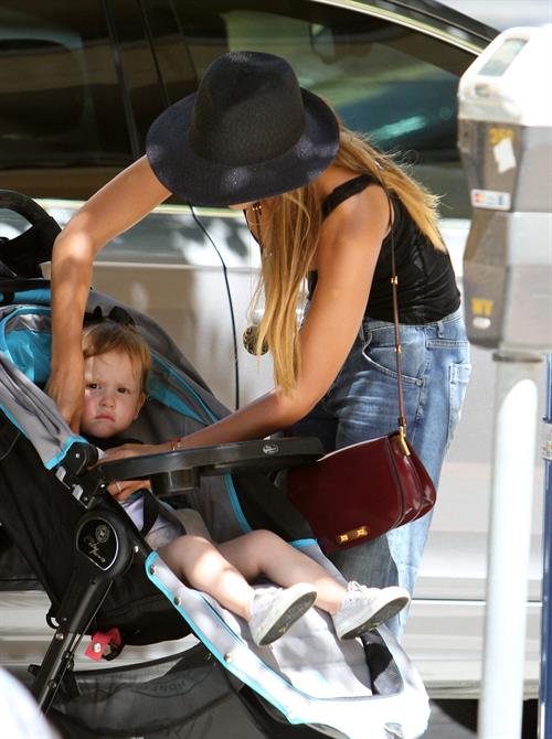 Jessica Alba Pictures Jessica Alba Shopping with daughters - Aug 24