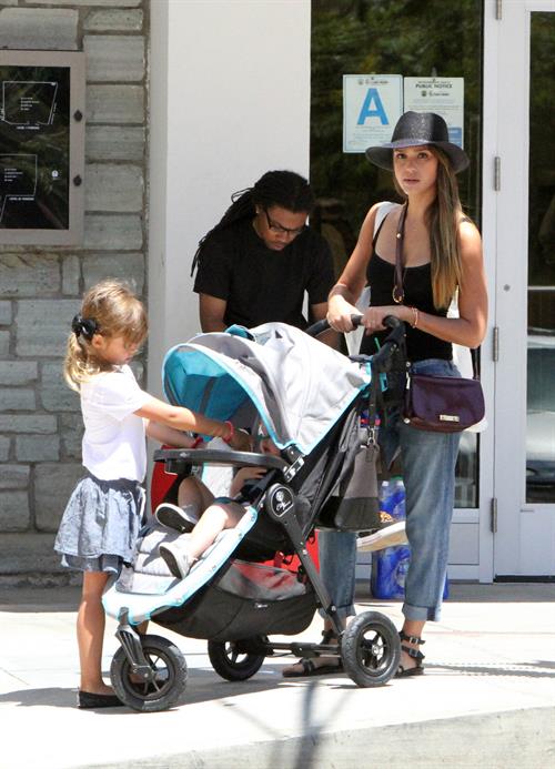 Jessica Alba Shopping with daughters - Aug 24 