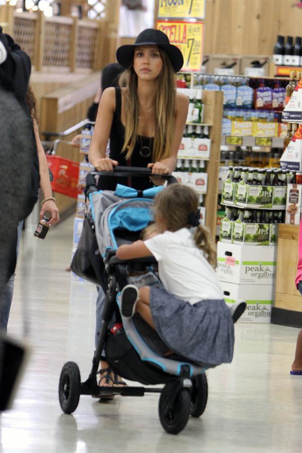 Jessica Alba Shopping with daughters - Aug 24 