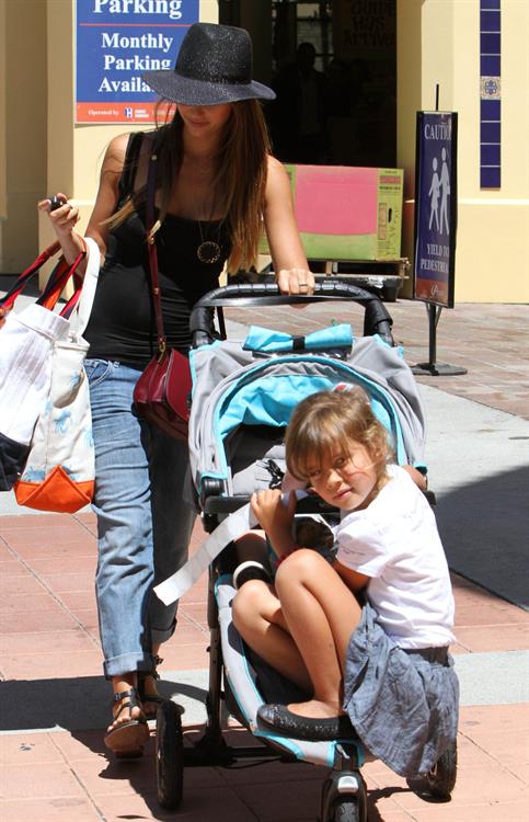 Jessica Alba Pictures Jessica Alba Shopping with daughters - Aug 24