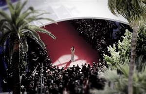 Eva Longoria in a Versace dress at the premiere of Le Passe in Cannes (17.05.2013) 