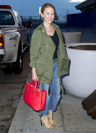 Kylie Minogue - John F. Kennedy International Airport in New York (08.05.2013) 