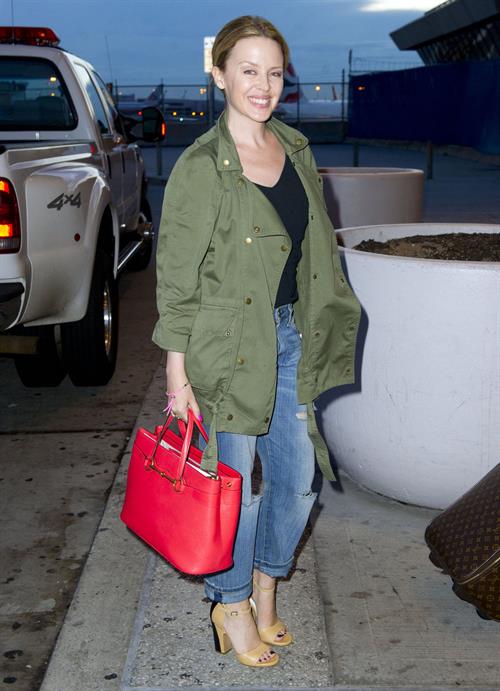 Kylie Minogue - John F. Kennedy International Airport in New York (08.05.2013) 