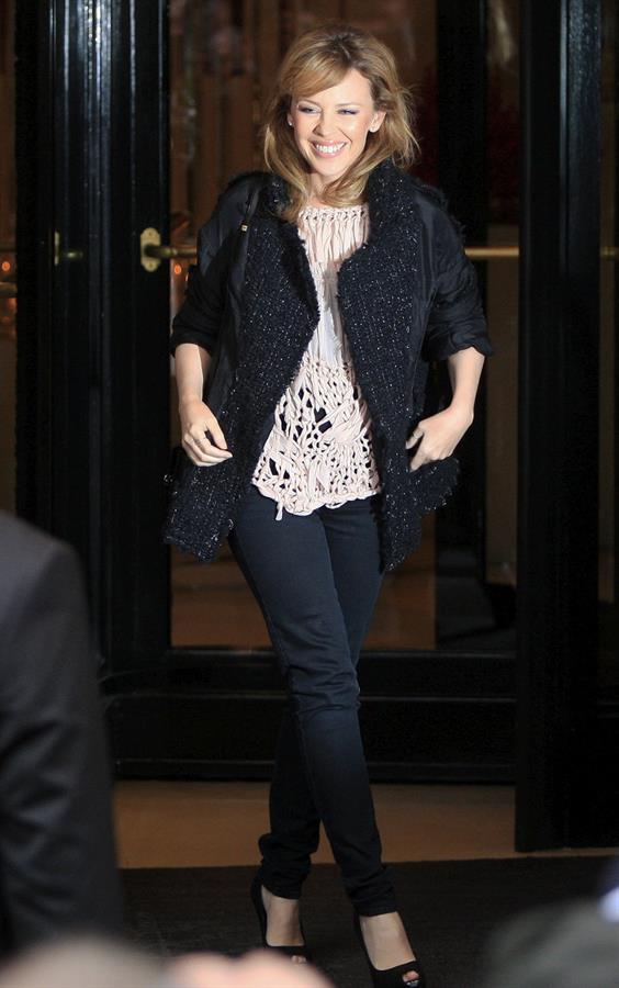 Kylie Minogue Leaving the Four Seasons hotel in Paris - October 29, 2012