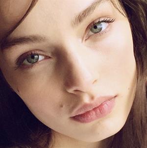 Luma Grothe taking a selfie