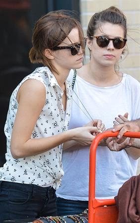 Emma Watson Shopping at a jewelry stand in the meatpacking district of New York 14.09.12