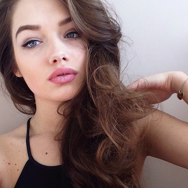 Olga Nowotarska taking a selfie