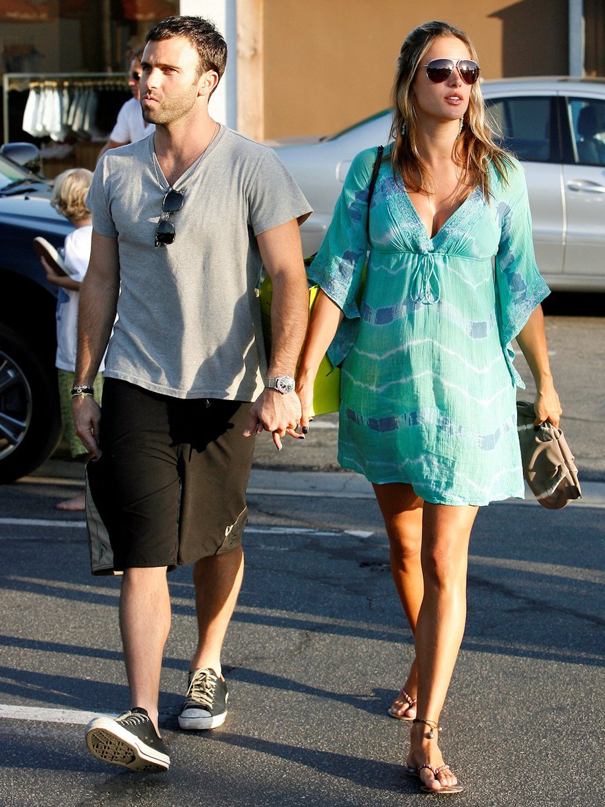 Alessandra Ambrosio Pictures Alessandra Ambrosio shopping at Planet Blue in Malibu