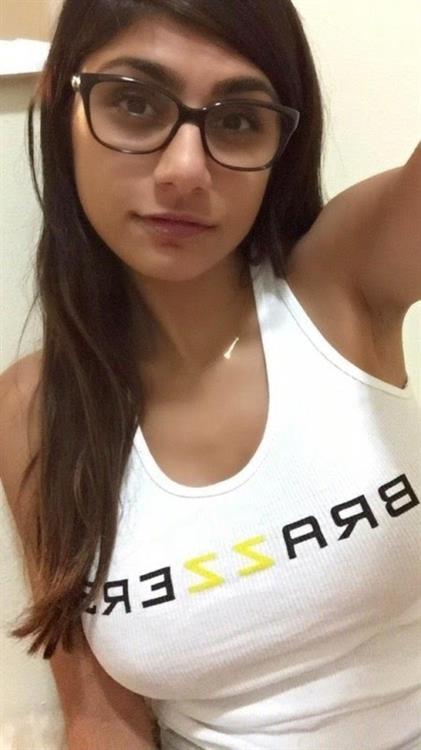 Mia Khalifa taking a selfie