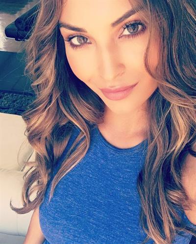 Johana Gómez taking a selfie