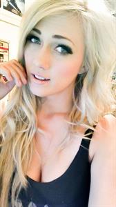 Lindsay Elyse taking a selfie