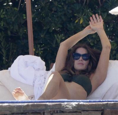 Kate Beckinsale in bikini as she fits in some sunbathing on family holiday in Mexico March 28-2013 