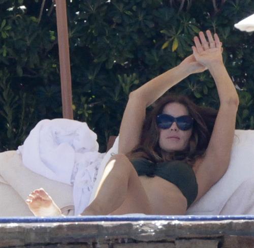 Kate Beckinsale in bikini as she fits in some sunbathing on family holiday in Mexico March 28-2013 