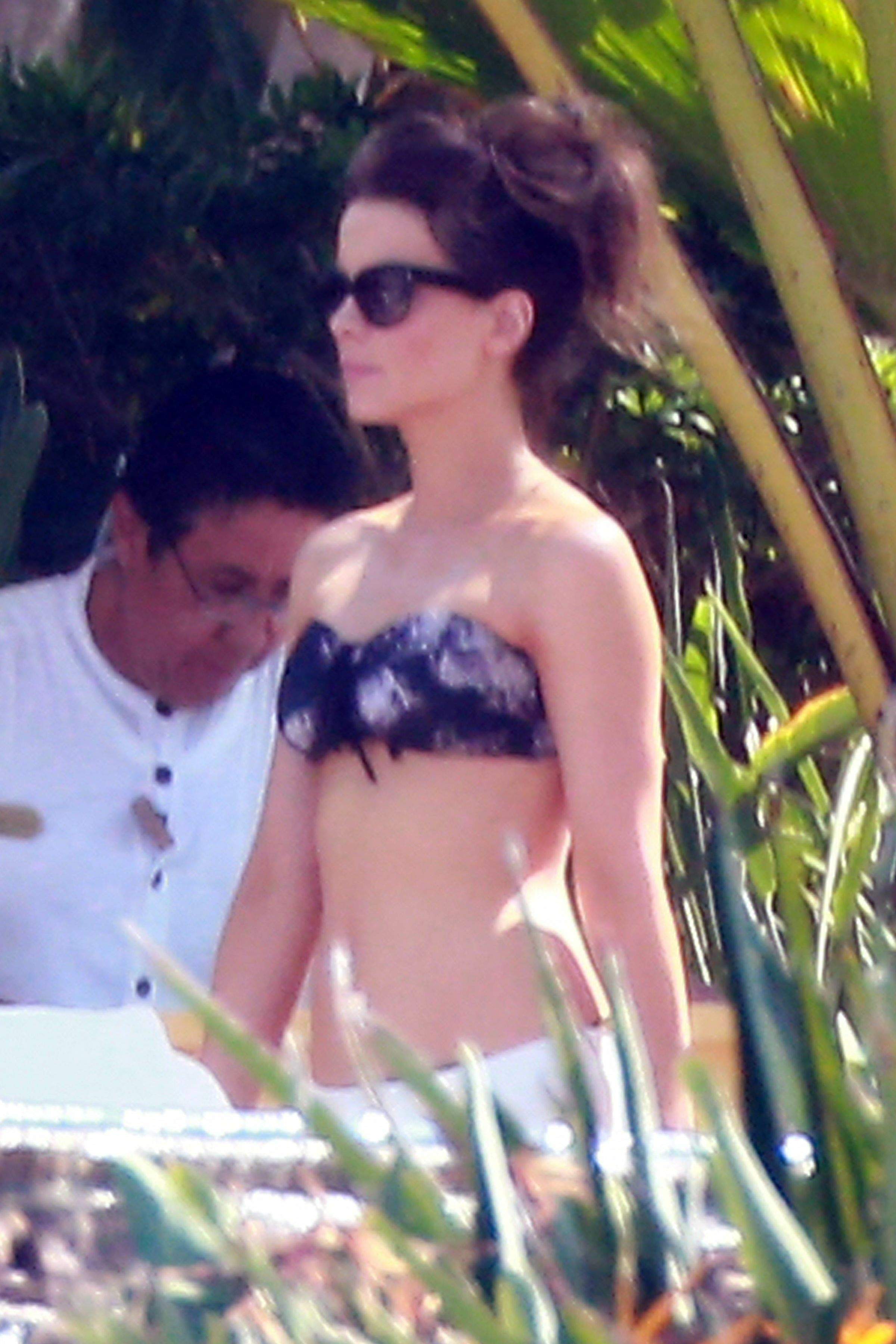 Kate Beckinsale wearing a bikini on vacation in Mexico August 21, 2013