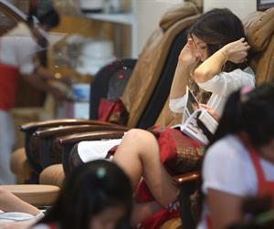 Kate Beckinsale Gets Her Nails Done in Brentwood - September 6, 2013