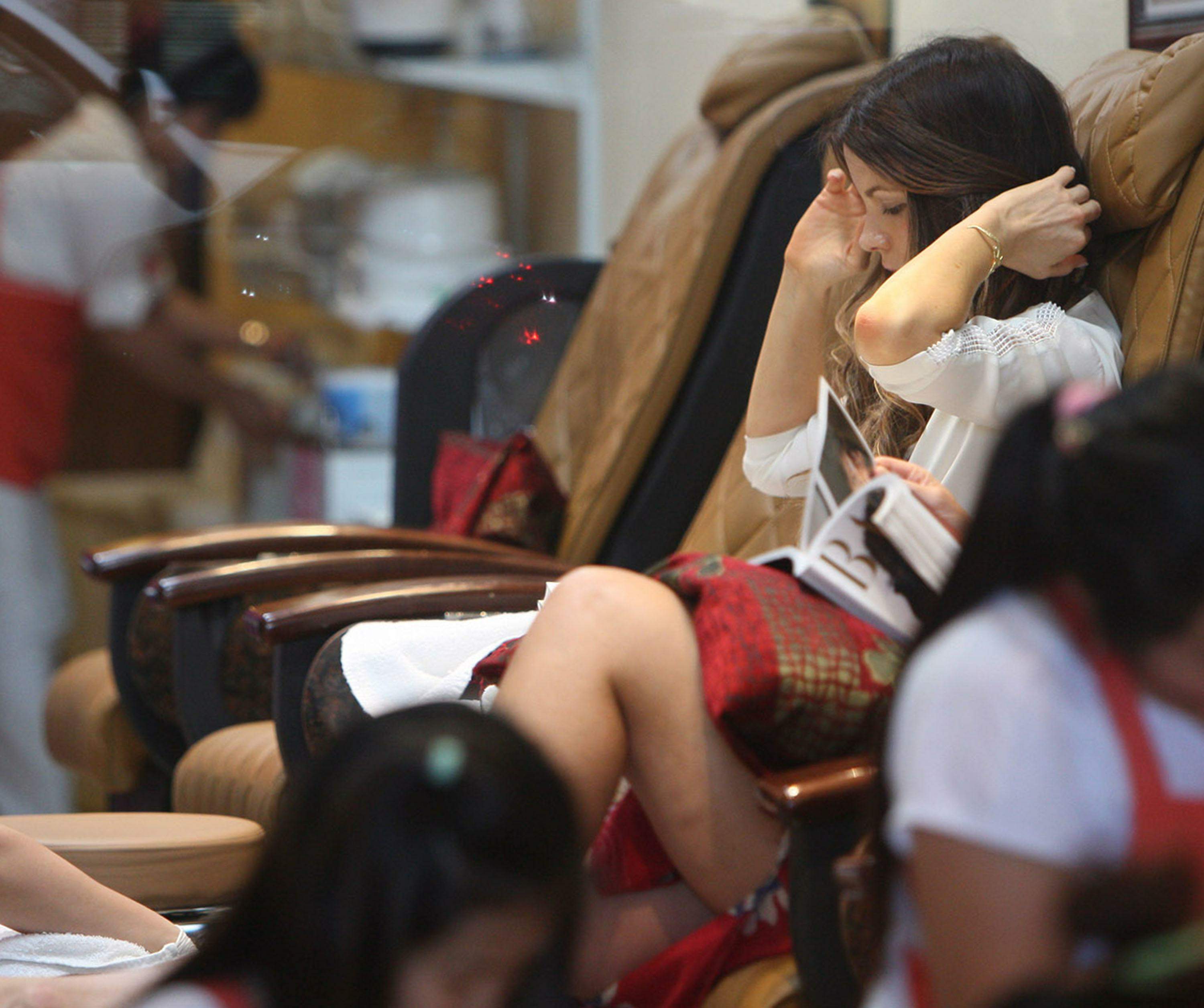Kate Beckinsale Gets Her Nails Done in Brentwood - September 6, 2013