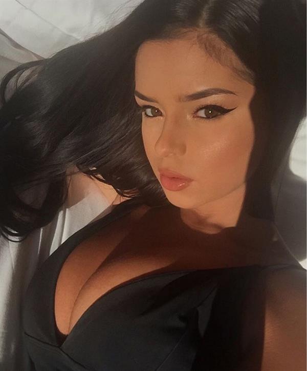 Demi Rose Mawby taking a selfie