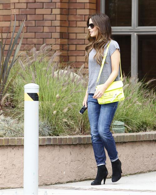 Kate Beckinsale - Enjoys a stroll in Los angeles (07.06.2013) 