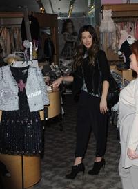 Kate Beckinsale shopping at Piccolo Paradiso store December 14, 2012 