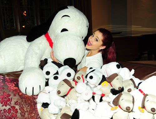 Ariana Grande Valentine Twitter party in Los Angeles 08-02-2012 