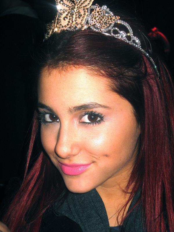 Ariana Grande Twitter and MySpace pics 