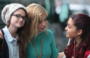 Ariana Grande catching flight back to LA in Vancouver 11/3/12