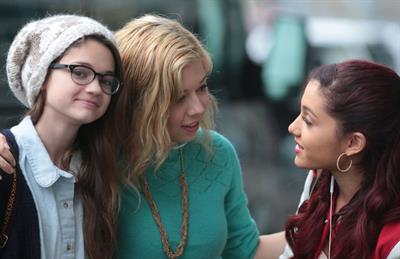 Ariana Grande catching flight back to LA in Vancouver 11/3/12