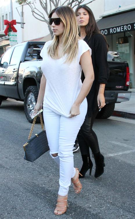 Kim Kardashian Out and about in Beverly Hills (November 14, 2013) 