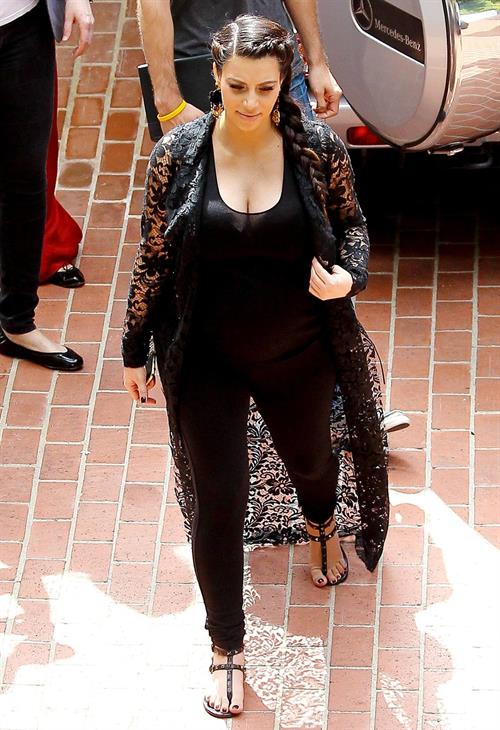 Kim Kardashian Goes house hunting with Kanye West in Bel Air (May 10, 2013) 