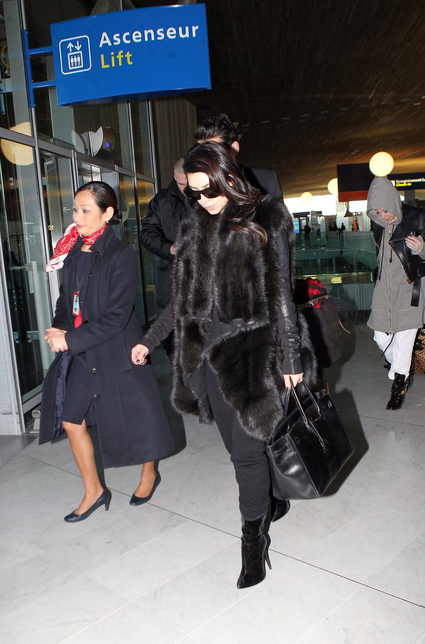 Kim Kardashian - Touches down in Paris (28.01.2013)