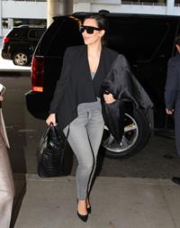 Kim Kardashian Arrives at Miami International Airport to catch a flight in Miami (November 15, 2012) 