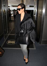 Kim Kardashian Arrives at Miami International Airport to catch a flight in Miami (November 15, 2012) 
