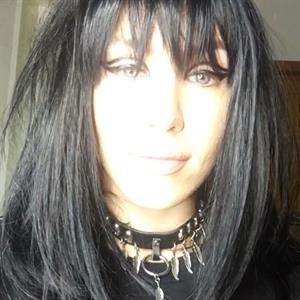 Imogen Anthony taking a selfie