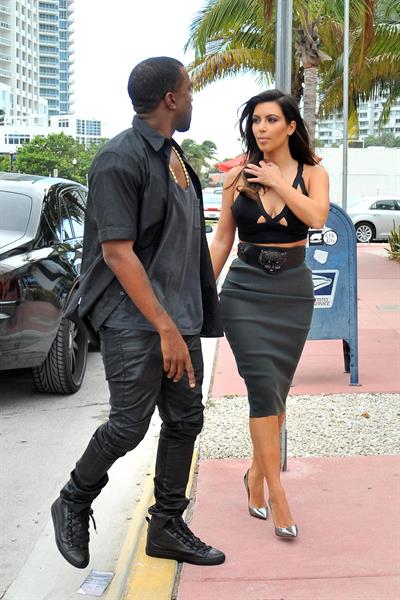 Kim Kardashian out for dinner in Miami 10/14/12 