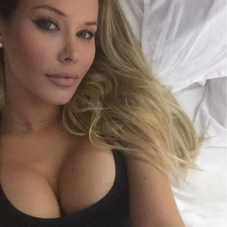 Kennedy Summers taking a selfie