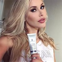 Kennedy Summers taking a selfie