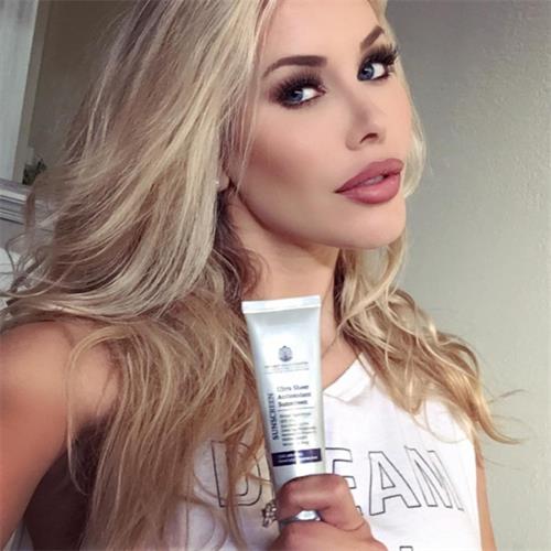 Kennedy Summers taking a selfie