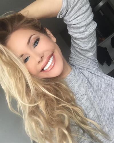 Kennedy Summers taking a selfie