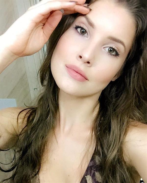 Amanda Cerny taking a selfie