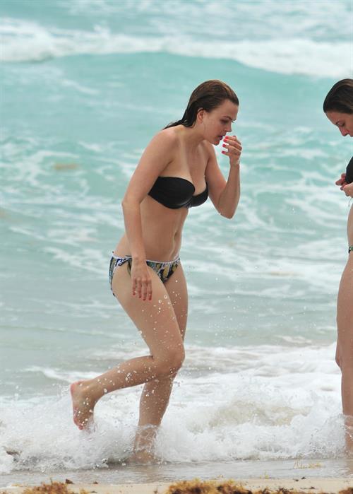 Aimee Teegarden beach candids in Miami 09.06.2011